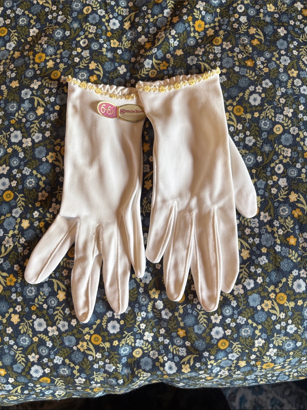 Vintage White Gloves with yellow Flower Detail 6-6.5